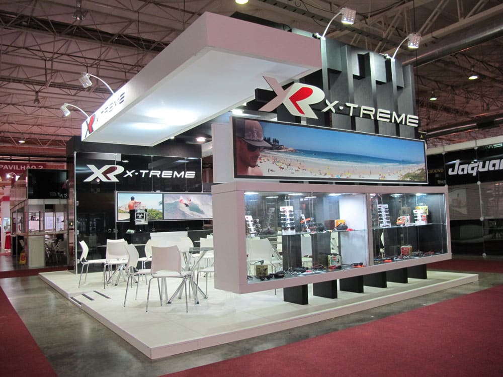 Estande das marcas X-TREME e Alphaline na feira AJORSUL Mercoóptica 2014, em Gramado-RS, montado pela LX BR