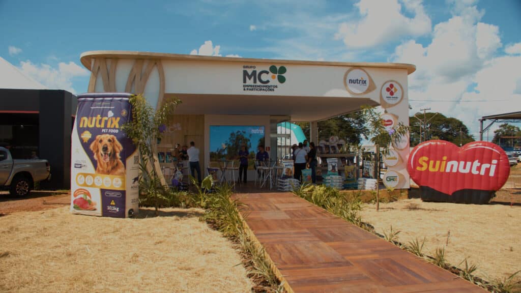 Estande do Grupo MC montado pela LXBR na Norte Show 2024, com telhado curvo e displays das marcas nutrix e Suinutri.
