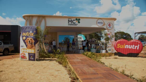 Estande do Grupo MC montado pela LXBR na Norte Show 2024, com telhado curvo e displays das marcas nutrix e Suinutri.