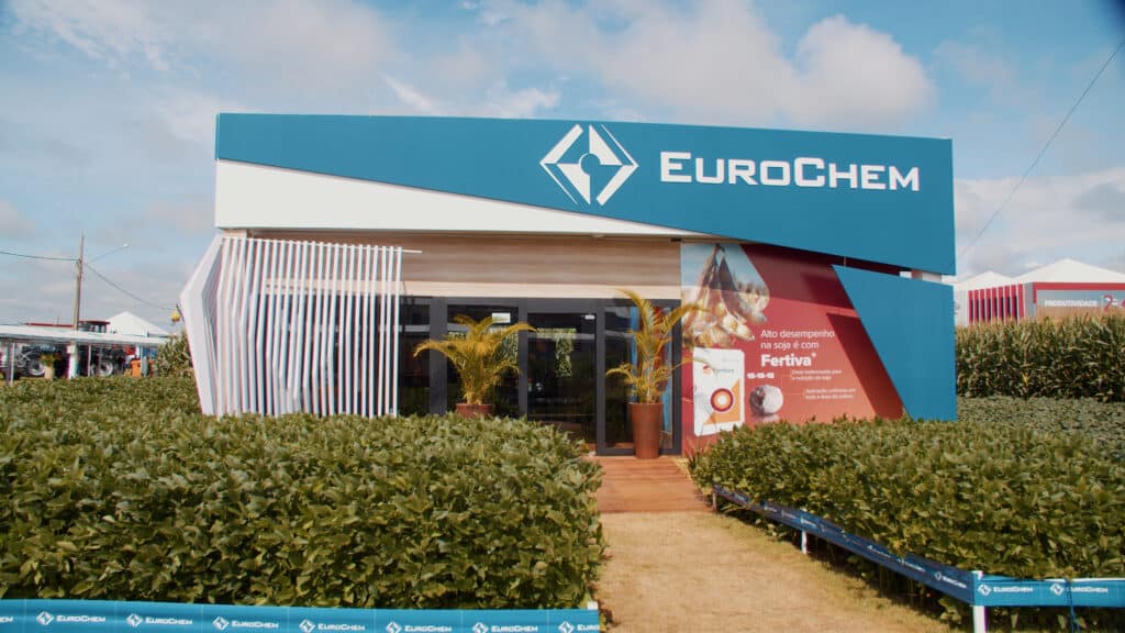 Estande externo da EuroChem no Show Safra 2024, com fachada azul elevada, montado pela LXBR