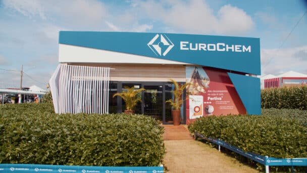 Estande externo da EuroChem no Show Safra 2024, com fachada azul elevada, montado pela LXBR