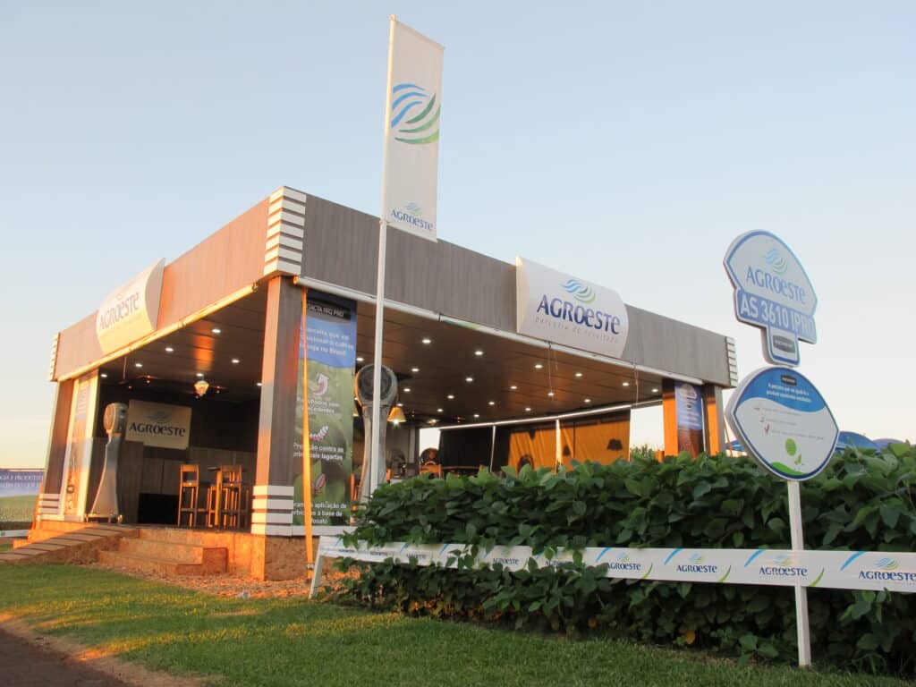 Estande da Agroeste com cobertura, lounge amadeirado e canteiro demonstrativo de soja, desenvolvido pela LXBR
