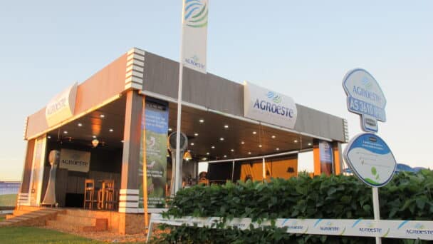 Estande da Agroeste com cobertura, lounge amadeirado e canteiro demonstrativo de soja, desenvolvido pela LXBR