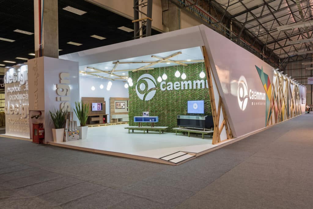 Estande de esquina da Caemmun com jardim vertical e letras 3D iluminadas, desenvolvido pela LXBR